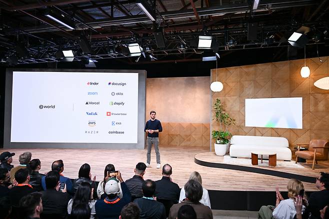 티아고 사다 월드ID 최고제품책임자(CPO)가 지난 17일(현지시간) 샌프란시스코에서 개최된 리프트 오프 행사에서 발표하고 있다. [사진=월드]