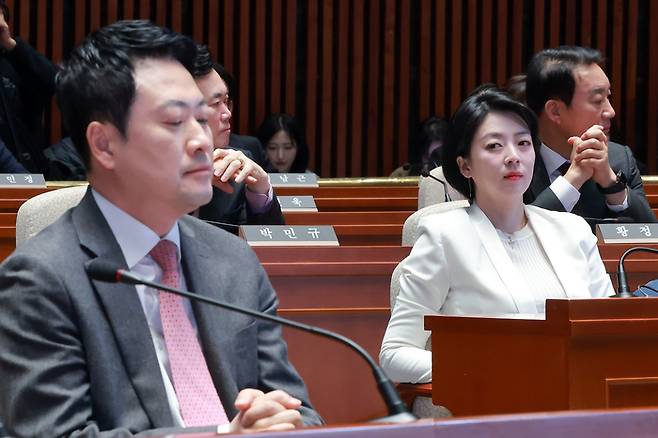 장동혁 대표가 지난달 9일 국회에서 열린 국민의힘 의원총회에 참석해 송언석 원내대표 발언을 듣고 있다. 장 대표 오른쪽은 서울시당위원장인 배현진 의원. [연합뉴스]