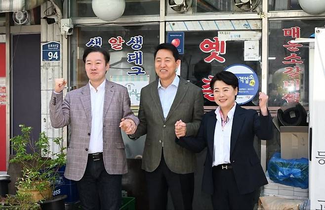 오세훈 국민의힘 서울시장 후보(가운데)가 19일 당내 경선을 펼쳤던 윤희숙 전 의원(오른쪽), 박수민 의원과 오찬 회동을 가진 뒤 손을 맞잡고 있다.  오세훈 후보 페이스북 캡처