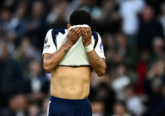 통한의 무승부 후 좌절하는 솔란케, 토트넘은 그렇게 15경기 무승 침묵을 이어갔다. 사진=REUTERS=연합뉴스