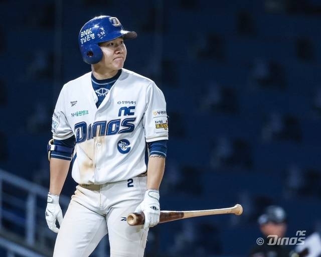 박민우는 19일 SSG전에서 사구를 맞았다. 사진=NC 제공