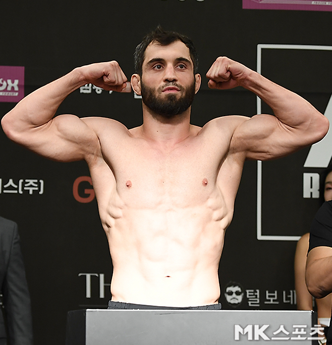 카밀 마고메도프가 2025년 6월 스위스그랜드호텔 서울컨벤션센터 제2회 글로벌 토너먼트 결승전 및 제6대 로드FC 라이트급 챔피언결정전 공개 계체 촬영을 하고 있다. 사진(서울 홍은동)=천정환 기자