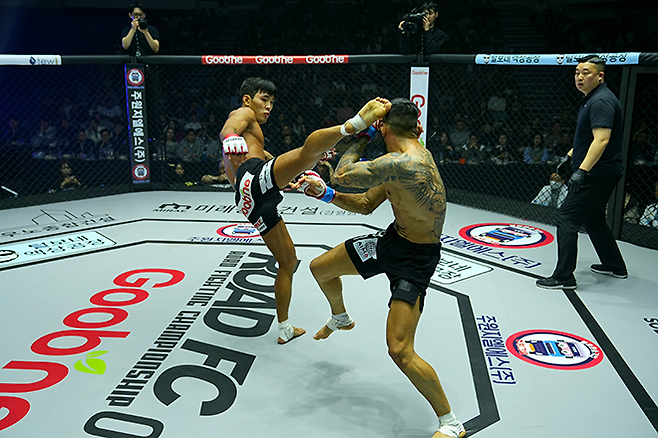 제4대 로드FC 라이트급 챔피언 박시원이 2026년 3월 서울특별시 중구 장충체육관에서 브라질 BSB Fight 및 Soldado Combat 챔피언 완데르송 페헤이라 다프랑카를 공격하고 있다. 사진=세계격투스포츠협회
