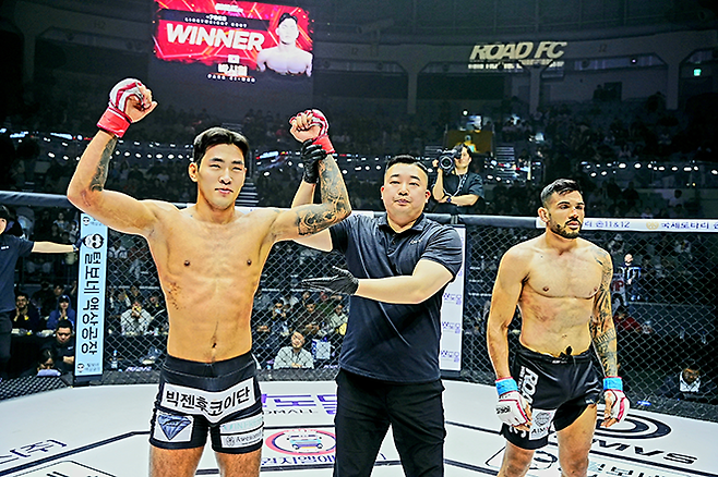 제4대 로드FC 라이트급 챔피언 박시원이 2026년 3월 서울특별시 중구 장충체육관에서 브라질 BSB Fight 및 Soldado Combat 챔피언 완데르송 페헤이라 다프랑카를 2라운드 펀치 TKO로 꺾은 후 승리 선언을 받고 있다. 사진=세계격투스포츠협회