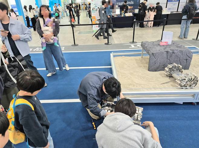 KAIST(카이스트) 학생들이 종이접기 기술을 활용한 전개형 달 탐사 로버 바퀴를 시연하기 위해 준비 중이다. /사진=박건희 기자