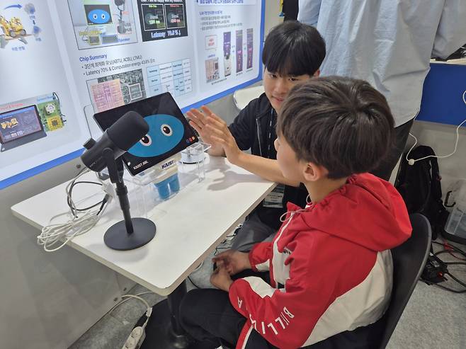 한 어린이가 KAIST 전시장에서 유회준 AI반도체대학원 교수팀이 개발한 모바일 소셜 AI 에이전트 '브로카'를 체험 중이다. /사진=박건희 기자