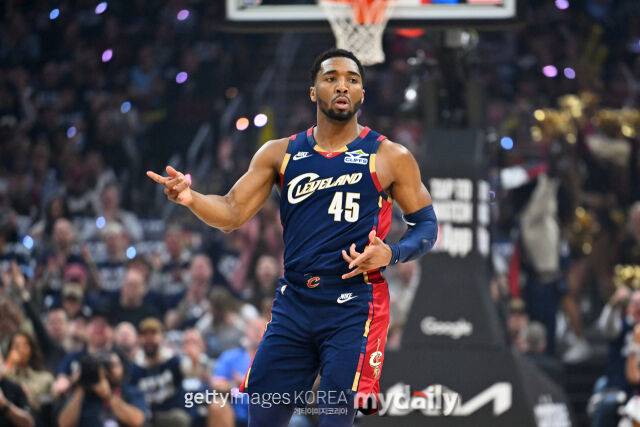 클리블랜드의 도너번 미첼이 19일 토론토와 경기에서 득점을 올린 뒤 기뻐하고 있다. /게티이미지코리아