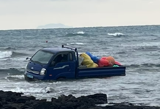 제주 한 바닷가에서 침수된 트럭.[제주소방안전본부 제공]