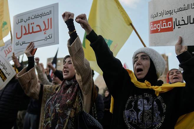 [베이루트=AP/뉴시스] 레바논 베이루트의 유엔서아시아경제사회위원회(ESCWA) 본부 앞에서 2월 4일 헤즈볼라 지지자들이 최근 이스라엘군의 레바논 내 군사 행동을 규탄하고 남부 국경지대 점령에 대한 국제사회의 개입을 촉구하며 구호를 외치고 있다. 2026.04.19.