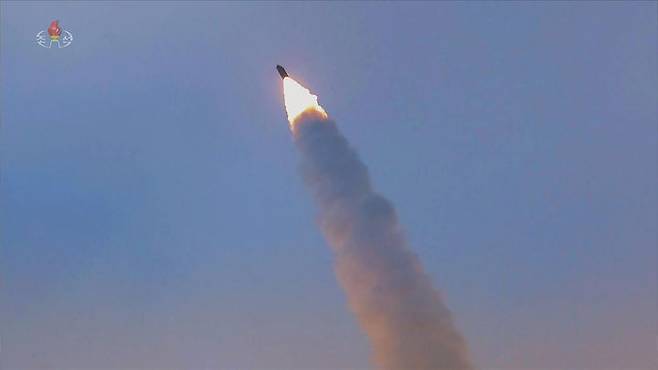 [서울=뉴시스] 북한 조선중앙TV는 지난 4일 김정은 국무위원장 참관하에 극초음속미사일 발사훈련을 진행했다고 5일 보도했다. (사진=조선중앙TV 캡처) 2026.01.05. photo@newsis.com *재판매 및 DB 금지