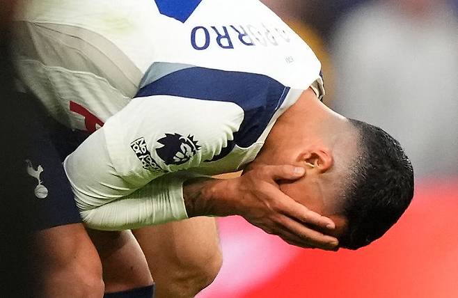 [런던=AP/뉴시스] 토트넘 홋스퍼의 페드로 포로가 18일(현지 시간) 영국 런던의 토트넘 홋스퍼 스타디움에서 열린 2025-26 프리미어리그 33라운드 브라이턴 앤드 호브 앨비언과 경기가 무승부로 끝나자 낙담하고 있다. 2-1로 앞서가던 토트넘은 후반 추가 시간 동점 골을 허용하며 2-2로 비겨 15경기 무승의 늪을 벗어나지 못했다. 2026.04.19.