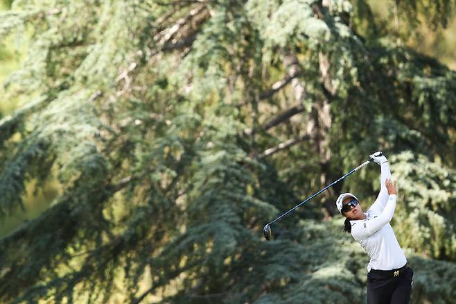 [로스앤젤레스=AP/뉴시스] 김세영이 16일(현지 시간) 미 캘리포니아주 로스앤젤레스 엘 카바예로 컨트리클럽에서 열린 미국여자프로골프(LPGA) 투어 JM 이글 LA 챔피언십 첫날 5번 홀에서 티샷하고 있다. 김세영은 7언더파 65타 공동 2위에 이름을 올렸다. 2026.04.17.