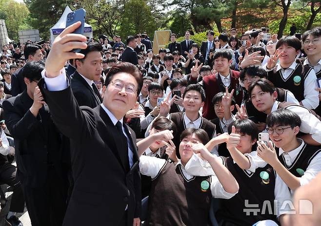 [서울=뉴시스] 최동준 기자 = 이재명 대통령이 19일 서울 강북구 국립4·19민주묘지에서 열린 제66주년 4·19 혁명 기념식에서 학생들과 셀카를 찍고 있다. 2026.04.19. photocdj@newsis.com