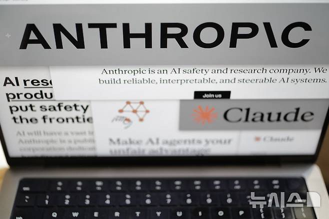 [뉴욕=AP/뉴시스] 한 컴퓨터 화면에 나와 있는 앤트로픽 웹사이트 페이지와 회사 로고. 2026.04.17.