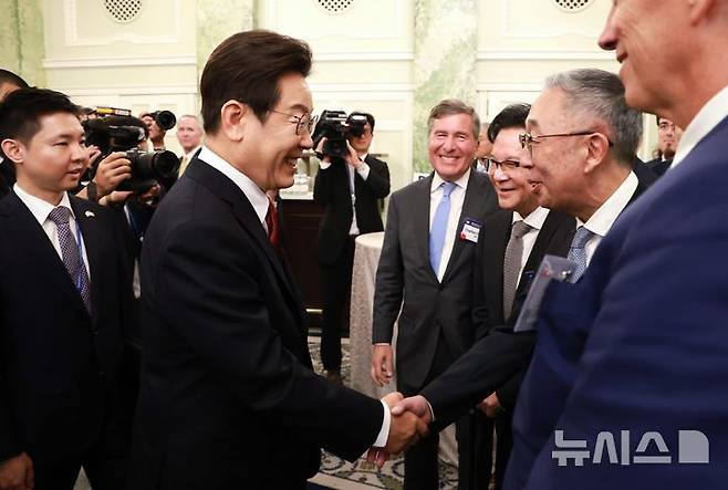 [워싱턴=뉴시스] 고범준 기자 = 이재명 대통령이 25일(현지 시간) 미국 워싱턴DC 윌라드 호텔에서 열린 한미 비즈니스 라운드테이블에서 박지원 두산그룹 부회장 겸 두산에너빌리티 회장과 악수하고 있다. (공동취재) 2025.08.26. bjko@newsis.com