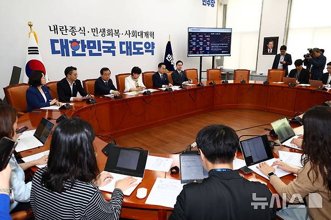 [서울=뉴시스] 김명년 기자 = 19일 오전 서울 여의도 국회에서 윤석열 정치검찰 조작기소 국조특위 더불어민주당 위원 기자간담회가 열리고 있다. 2025.04.19. kmn@newsis.com