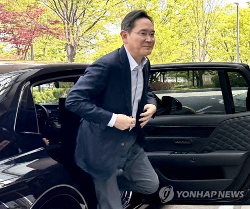 인도·베트남 경제사절단 동행 위해 출국하는 이재용 회장 (서울=연합뉴스) 강태우 기자 = 이재용 삼성전자 회장이 인도·베트남 경제사절단 동행을 위해 19일 서울 강서구 서울김포비즈니스항공센터(SGBAC)를 통해 출국하고 있다. 2026.4.19 burning@yna.co.kr