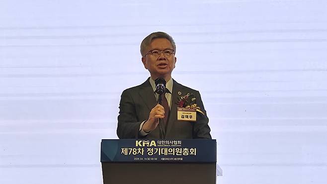 김택우 대한의사협회 회장은 19일 정부와 정치권을 향해 의료 현장을 지키는 정책을 설계해달라며 그 과정에서 의협이 '책임 있는 정책 파트너' 역할을 하겠다고 밝혔다. 대한의사협회 제공.