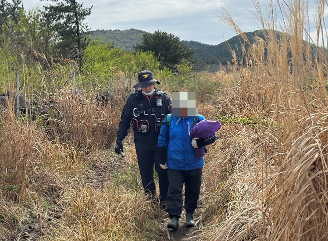 고사리를 채취하다 길을 잃어 소방당국에 의해 구조되는 모습. 제주소방안전본부 제공