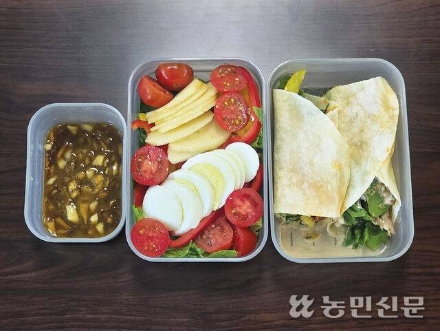 1일차 : 간장·설탕·참기름으로 간한 불고기를 넣은 부리토와 채소·과일을 깨끗이 씻은 후 먹기 좋게 썰어 통에 담은 샐러드.