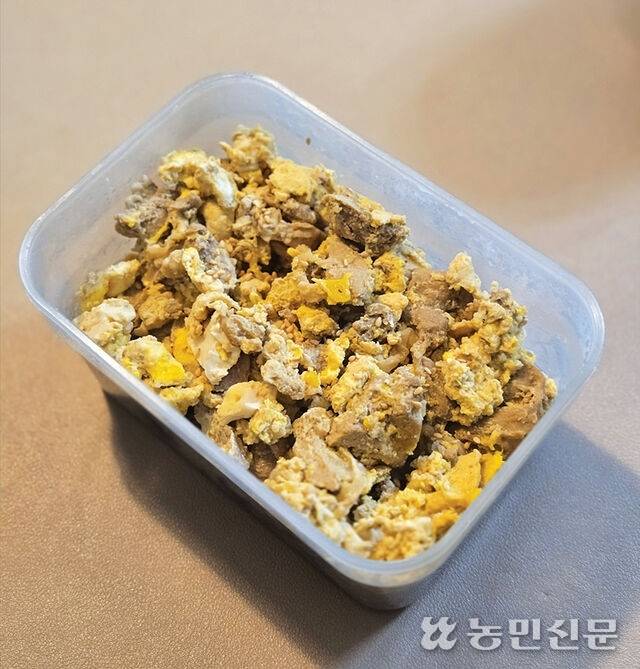 3일차 : 간장과 설탕을 푼 물에 불고기를 넣어 끓이다가 곱게 푼 달걀을 부어 소스를 자작하게 만든 뒤 밥 위에 부어 올린 불고기 덮밥.