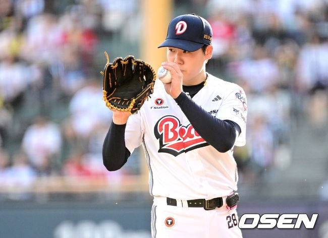 [OSEN=잠실, 최규한 기자] 18일 오후 서울 잠실야구장에서 ‘2026 신한 SOL KBO리그’ 두산 베어스와 KIA 타이거즈의 경기가 열렸다. 3회초 1사 주자없는 상황 KIA 김규성을 내야 파울 뜬공으로 잡아낸 두산 선발 최승용이 야수들에게 인사를 전하고 있다. 2026.04.18 / dreamer@osen.co.kr