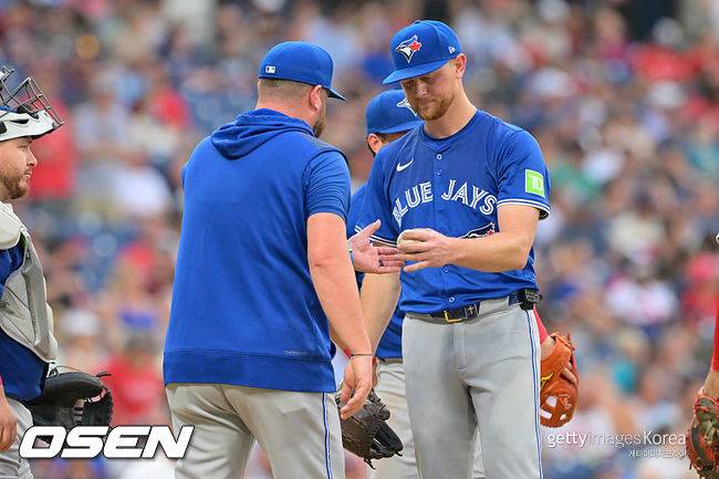 [사진] 토론토 에릭 라우어가 존 슈나이더 감독에게 공을 건네고 있다. ⓒGettyimages(무단전재 및 재배포 금지)