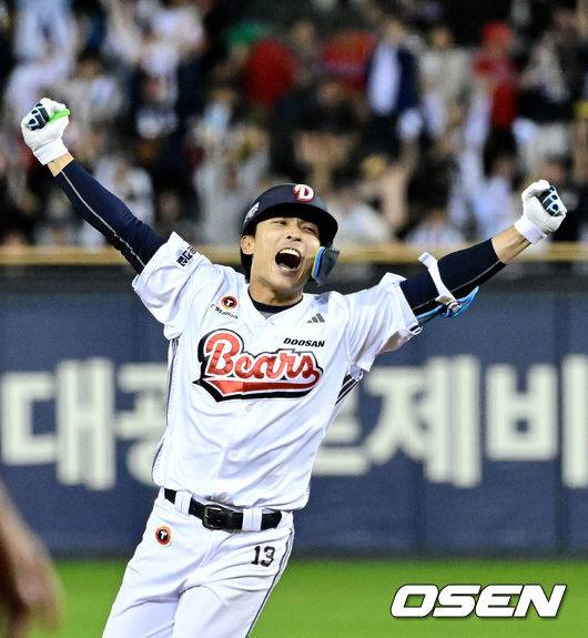 [OSEN=잠실, 최규한 기자] 18일 오후 서울 잠실야구장에서 ‘2026 신한 SOL KBO리그’ 두산 베어스와 KIA 타이거즈의 경기가 열렸다. 끝내기 안타를 터트린 두산 이유찬이 그라운드를 돌며 기뻐하고 있다. 2026.04.18 / dreamer@osen.co.kr