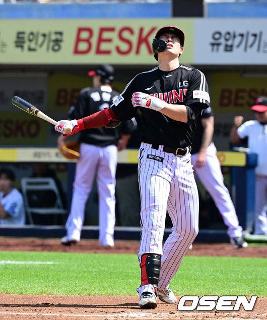 [OSEN=대구, 지형준 기자] 18일 대구삼성라이온즈파크에서 2026 신한 SOL KBO리그 삼성 라이온즈와 LG 트윈스의 경기가 열렸다.7연승에 도전하는 삼성은 잭 오러클린, LG는 임찬규가 선발로 나섰다.2회초 2사 2루에서 LG 홍창기가 삼진을 당하며 아쉬워하고 있다. 2026.04.18&nbsp;/ jpnews@osen.co.kr