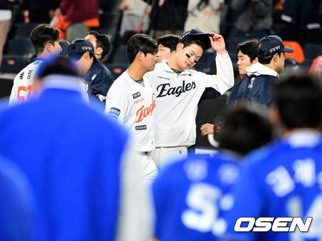 [OSEN=대전, 지형준 기자] 프로야구 삼성 라이온즈가 한화 이글스를 잡고 4연승을 질주했다. 이겼다기보단 승리를 '당한' 모양에 가까웠다.박진만 감독이 이끄는 삼성은 14일 대전 한화생명 볼파크에서 열린 2026 신한 SOL KBO리그 한화와의 원정경기에서 6-5로 승리했다. 이날 승리로 4연승을 질주한 삼성은 시즌 전적 9승4패1무를 만들었다. 4연패에 빠진한화는 6승8패가 됐다.경기를 마치고 한화 김서현이 패배를 아쉬워하고 있다. 2026.04.14&nbsp;/ jpnews@osen.co.kr