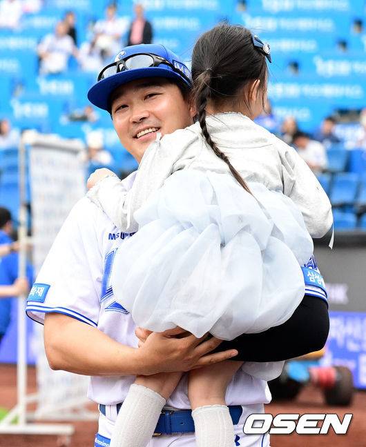 [OSEN=대구, 지형준 기자] ‘미리 보는 한국시리즈’로 관심을 모았던 대구 삼성 라이온즈-LG 트윈스전에서 삼성이 웃었다.&nbsp;삼성은 18일 LG와의 홈경기에서 타선의 집중력을 앞세워 7-2로 이겼다. 지난 10일 대구 NC 다이노스전 이후 7연승 질주. 잭 오러클린이 헤드샷 퇴장을 당하며 마운드 운용에 어려움을 겪었으나 특급 계투진이 무실점을 합작했다. 반면 지난해 삼성전 3승 무패 평균자책점 2.74로 강세를 보였던 LG 선발 임찬규는 올 시즌 개인 한 경기 최다 실점으로 고개를 떨궜다.&nbsp;삼성 전병우가 딸과 함께 승리를 기뻐하고 있다. 2026.04.18&nbsp;/ jpnews@osen.co.kr