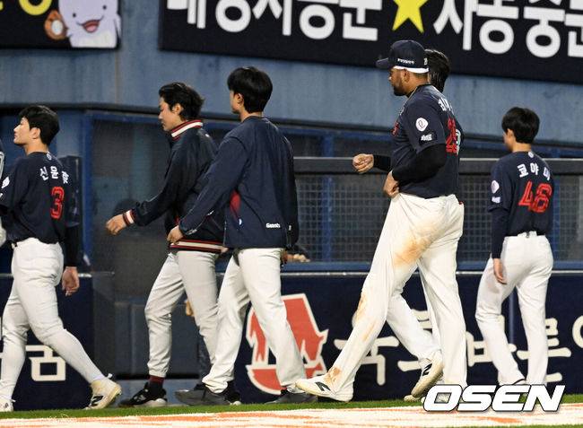 [OSEN=잠실, 이대선 기자] 프로야구&nbsp;LG 트윈스가 롯데 자이언츠를 꺾고 위닝에 성공했다.&nbsp;LG는 16일 서울 잠실구장에서 열린 2026 KBO리그 롯데와 경기에서 7-4로 승리했다. LG는 선발 타자 전원 출루 기록을 세웠고, 문성주가 결승타 포함 4타수 2안타 2타점으로 활약했다.&nbsp;경기 종료 후 롯데 선수들이 그라운드를 나가고 있다. 2026.04.16 /sunday@osen.co.kr