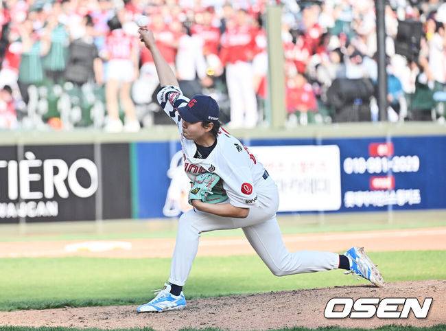 [OSEN=부산, 이석우 기자] 5일 부산 사직야구장에서 2026 신한 SOL KBO 리그 롯데 자이언츠와 SSG 랜더스의 경기가 열렸다. 홈팀 롯데는 박세웅이, 방문팀 SSG는 베니지아노가 선발 출전했다.롯데 자이언츠 정철원이 역투하고 있다. 2026.04.05 / foto0307@osen.co.kr