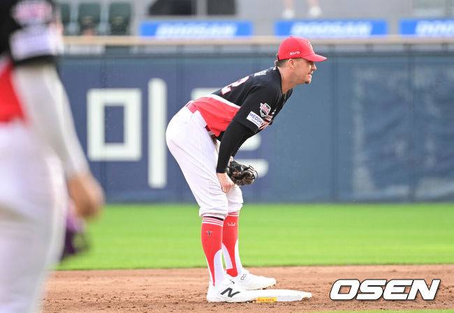 [OSEN=잠실, 최규한 기자] 18일 오후 서울 잠실야구장에서 ‘2026 신한 SOL KBO리그’ 두산 베어스와 KIA 타이거즈의 경기가 열렸다.홈팀 두산은 최승용, 방문팀 KIA는 애덤 올러를 선발로 내세웠다.4회말 2사 주자없는 상황 두산 정수빈의 내야 땅볼 때 송구 실책을 범한 KIA 유격수 제리드 데리드 데일이 아쉬워하고 있다. 2026.04.18 / dreamer@osen.co.kr