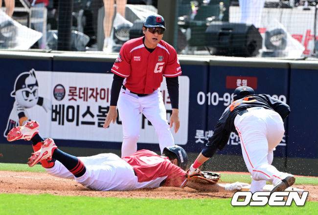 [OSEN=부산, 지형준 기자] 19일 부산 사직야구장에서 2026 신한 SOL KBO리그 롯데 자이언츠와 한화 이글스의 경기가 열렸다.롯데는 박세웅, 한화는 에르난데스가 선발로 나섰다.4회말 1사 1루에서 롯데 전준우가 우전 안타를 날리고 2루로 향하다 귀루하며 한화 채은성에 태그아웃 당하고 있다. 2026.04.19&nbsp;/ jpnews@osen.co.kr