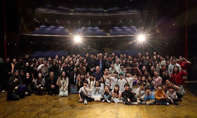 뮤지컬&nbsp;‘빌리 엘리어트’ 올해 첫 공연이 끝난 4월 12일 서울 용산 블루스퀘어 무대에서 연출가 스티븐 달드리가 출연·제작진과 함께 기념촬영을 하고 있다. 신시컴퍼니 제공