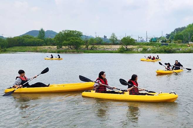 전북 순창군 유등면 화탄마을 앞 섬진강 변에서 무료로 운영하는 ‘수상레저기구 체험 교실’ 모습. 순창군 제공
