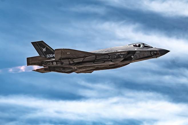 미 공군 F-35A 스텔스기가 비행을 하고 있다. 미 공군 제공