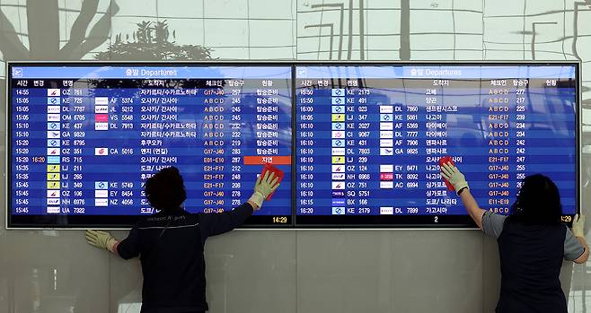 인천공항운영서비스 직원들이 인천국제공항 여객터미널에서 먼지를 제거하는 걸레질을 하고 있다.