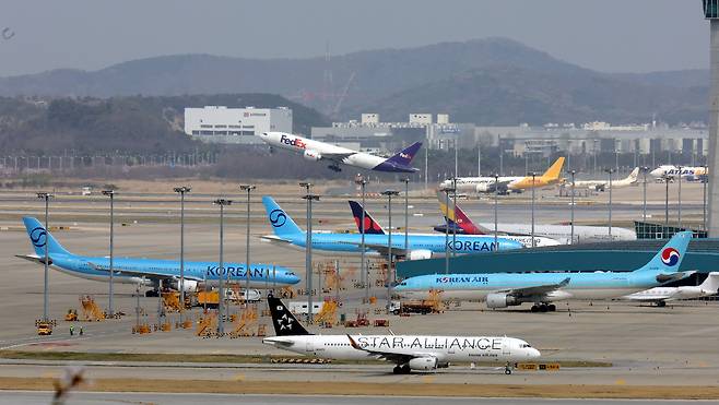 중동발 에너지 충격 여파로 유럽에 남은 항공유가 6주 치에 불과하고 항공편 취소 사태까지 직면할 수 있다는 경고가 나온 가운데 17일 인천공항 활주로에서 비행기가 이륙하고 있다.