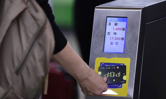 서울 지하철 2호선 을지로입구역에서 승객들이 개찰구를 통과하고 있다. 뉴스1