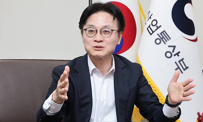 김정관 산업통상부 장관이 지난 16일 서울 종로구 정부서울청사에서 연합뉴스와 인터뷰하고 있다. 연합뉴스