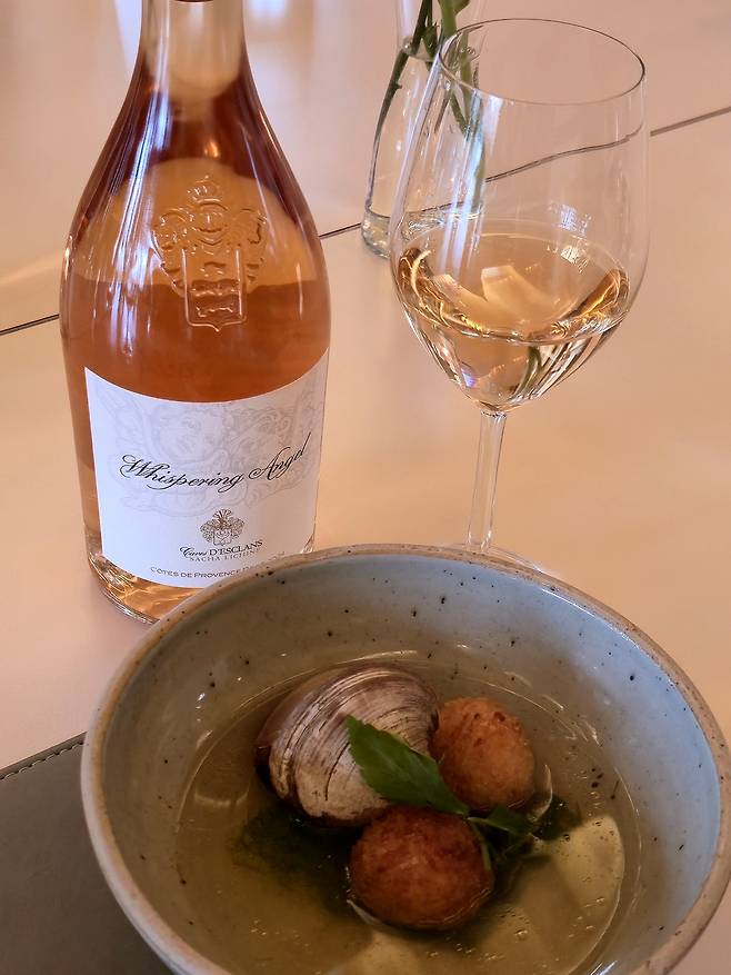 샤토 데스클랑, 위스퍼링 엔젤과&nbsp;새우볼 조개탕. 최현태 기자