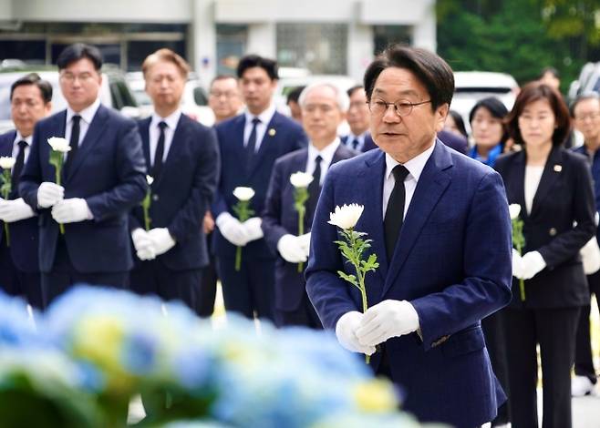 강기정 광주시장이 19일 4·19혁명 기념일을 맞아 광주공원 내에 있는 4·19기념탑에 헌화하고 있다. 광주광역시 제공