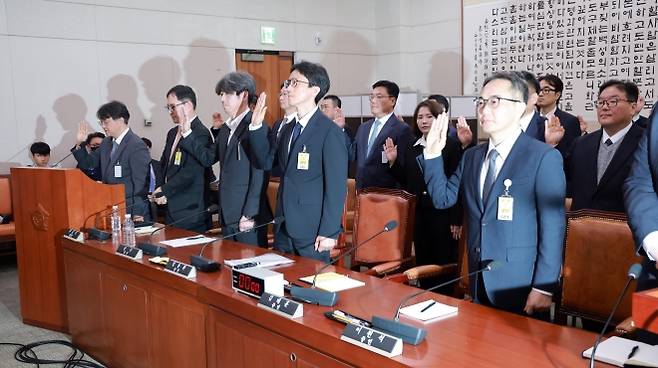 대장동 등 검찰 조작기소 의혹 사건 청문회 증인 선서 - 지난 16일 국회 윤석열 정권 정치검찰 조작기소 의혹 사건 진상규명 국정조사특별위원회 제8차 전체회의에서 열린 대장동·김용 전 민주연구원 부원장·위례신도시 조작기소 의혹 사건 청문회에서 이원석 전 검찰총장 등 증인들이 선서하고 있다.  연합뉴스