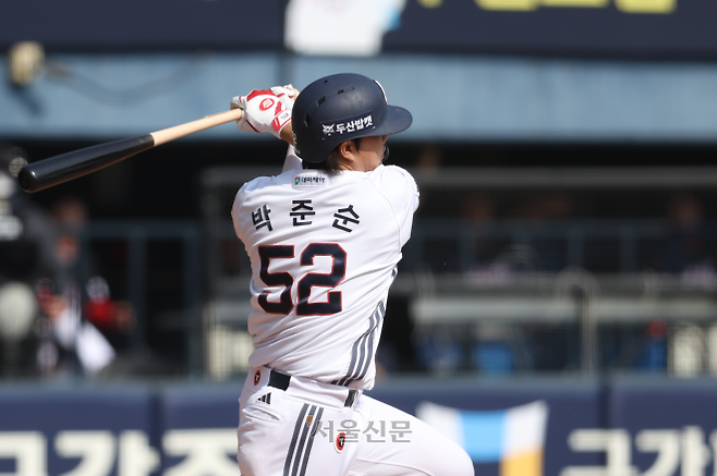 두산 베어스 박준순이 19일 서울 잠실구장에서 열린 2026 프로야구 두산과 KIA 타이거즈의 경기에서 방망이를 휘두르고 있다. 2026.4.19 두산 베어스 제공
