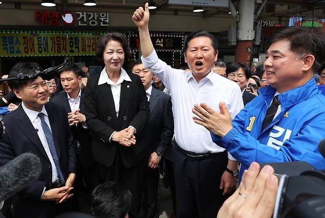 정청래(오른쪽 두 번째) 더불어민주당 대표가 경기 성남시 모란 민속5일장을 찾아 이 지역 후보들에 대한 지지를 호소하고 있다. 앞줄 오른쪽부터 성남시장 후보인 김병욱 전 청와대 정무비서관, 정 대표, 경기지사 후보인 추미애 의원, 경기 지역 재보궐 출마를 예고한 김용 전 민주연구원 부원장.  연합뉴스