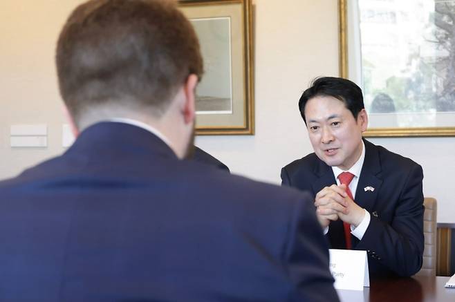 미국 국무부 차관보 면담한 장동혁 대표 - 장동혁 국민의힘 대표가 사흘간 미국 체류 일정을 연장한 이후인 16일(현지시간)에 진행한 일정 관련 사진을 이날 출입기자단에 배포했다. 사진은 파일명에 16일이라고 밝힌 미국 국무부 차관보 면담 모습. 2026.4.19 국민의힘 제공