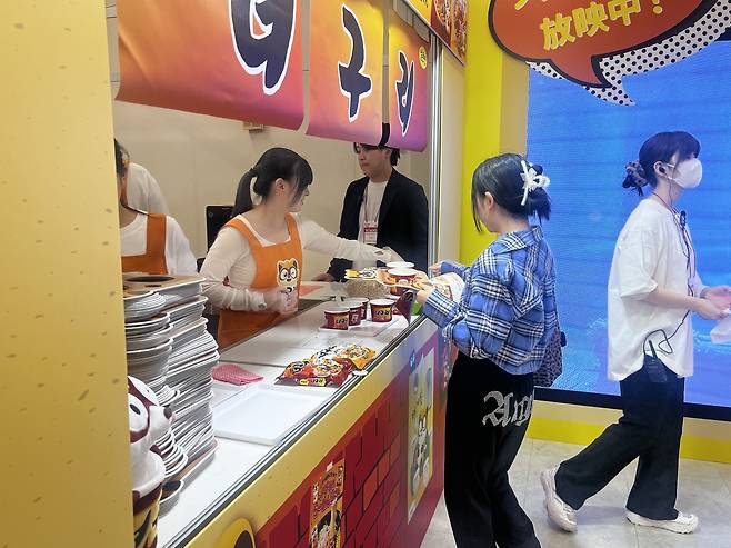 ‘2026 코리아 엑스포’ 내 농심 부스에서 방문객이 시식 라면을 받고 있다. 노현영 기자