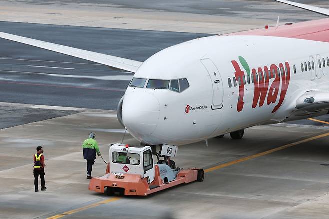 대명소노그룹이 티웨이항공 인수를 마치고 새 이사진을 꾸린 직후인 2025년 6월25일 서울 강서구 김포국제공항에서 티웨이 항공기가 이륙을 준비하고 있다. ⓒ연합뉴스